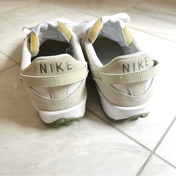 Nike Waffle Debut in White/Oil Green/Sea Glass | size 9 | Like New - Picture 4 of 9